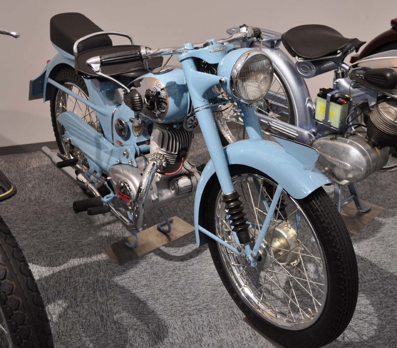 Benly J-Type 1953 года. Название происходит от японского «бэнри» — удобный.
