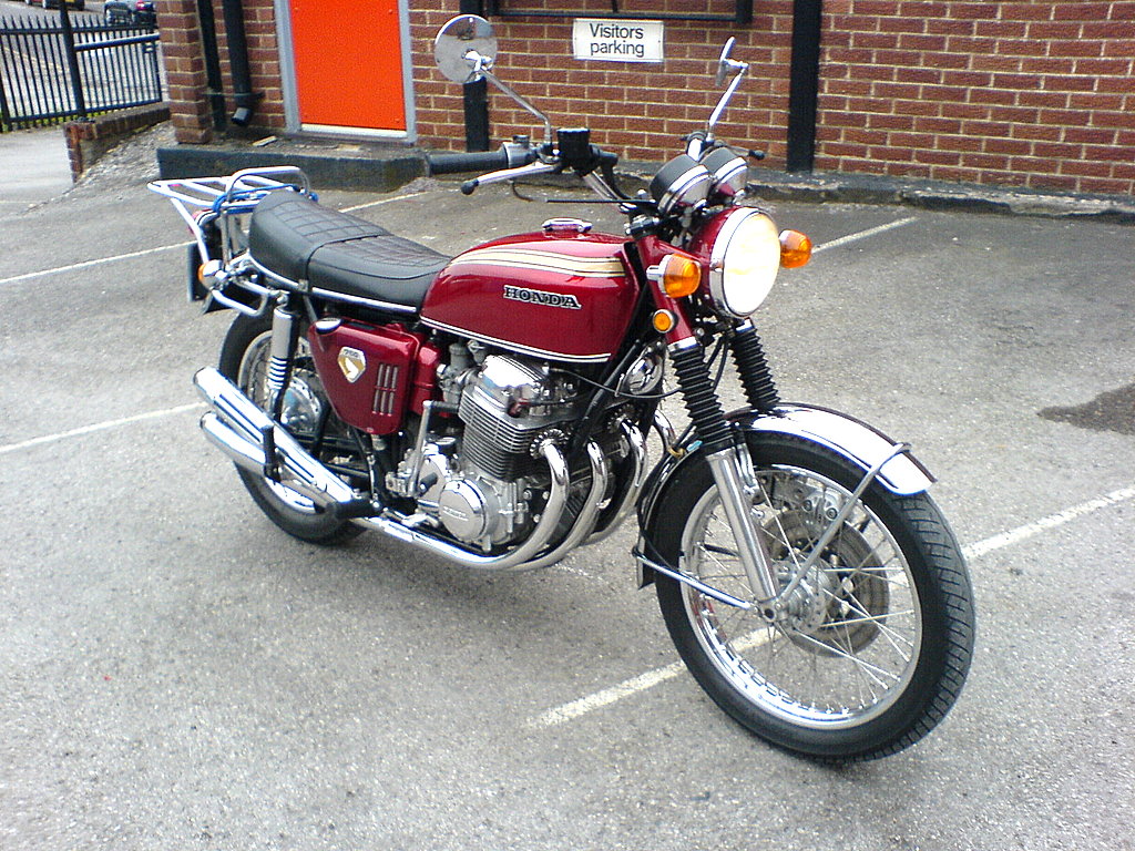 CB750 Four. Именно к этой машине принято возводить появление термина superbike.