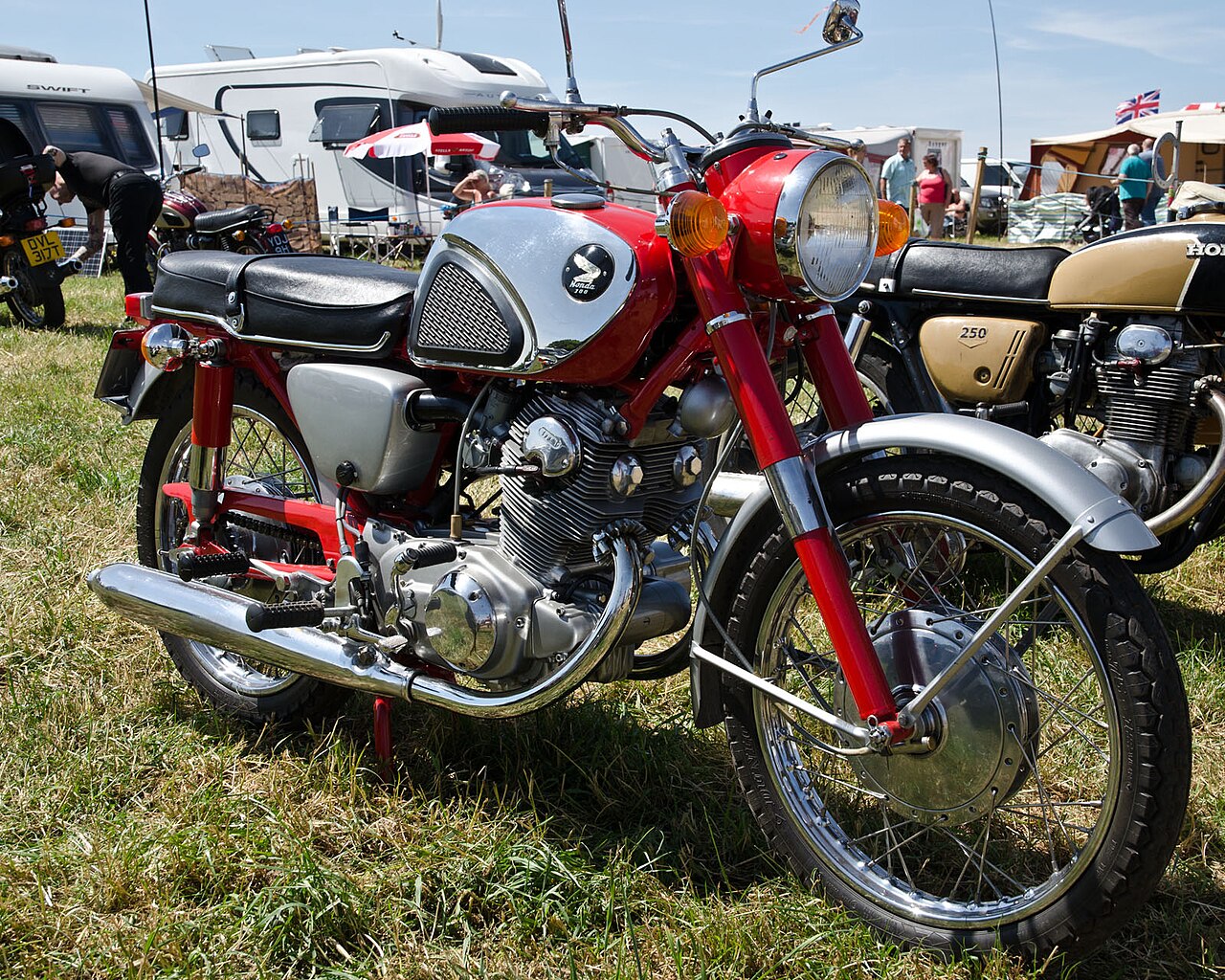 CB77 Super Hawk 1963 года — 305 см³, около 28 л.с., первая Honda с трубчатой рамой.