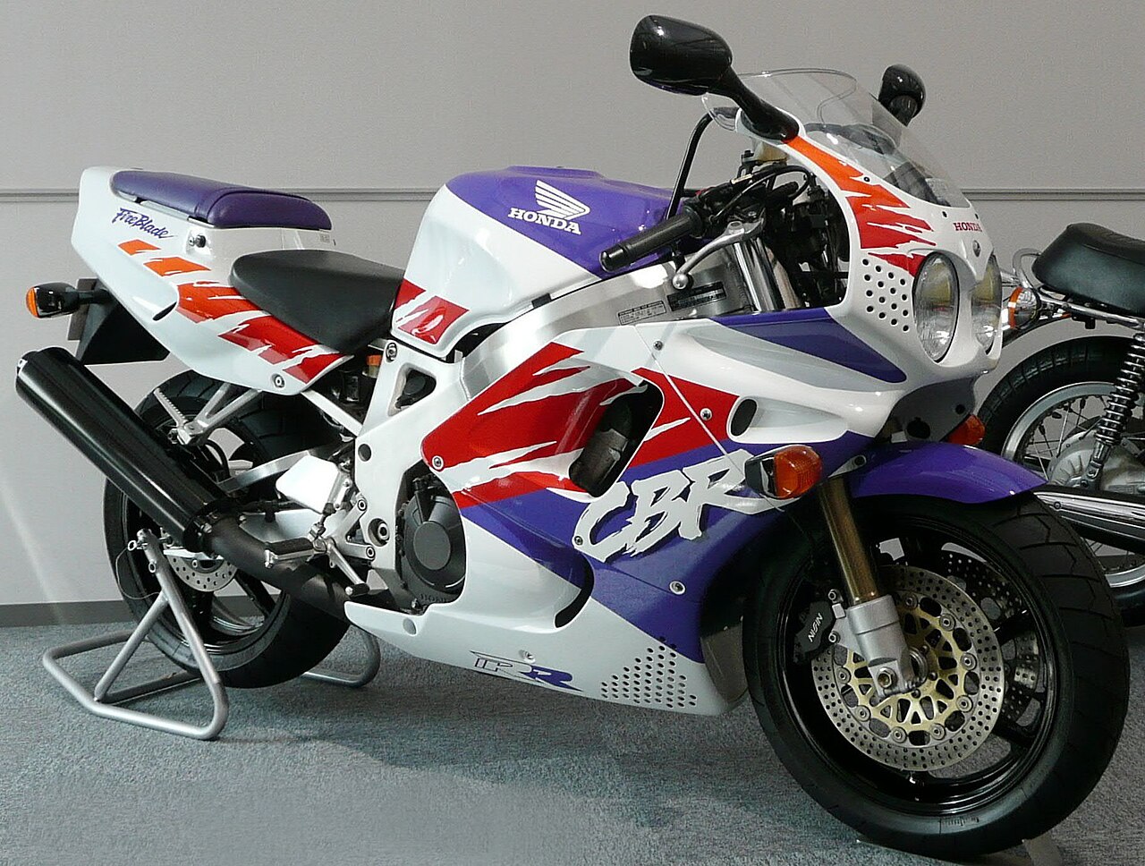 CBR900RR FireBlade 1992 года. Отверстия в обтекателе — фирменная деталь ранних выпусков.
