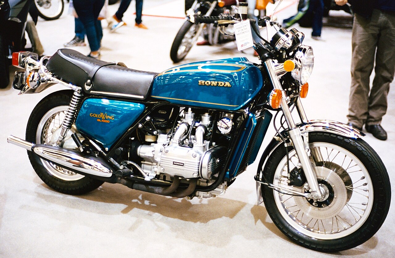 GL1000 Gold Wing 1975 года — первое поколение, ещё без штатного обтекателя.