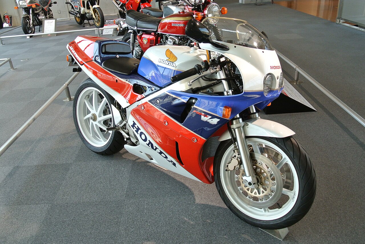VFR750R (RC30) 1987 года — омологационная серия для чемпионата Superbike.